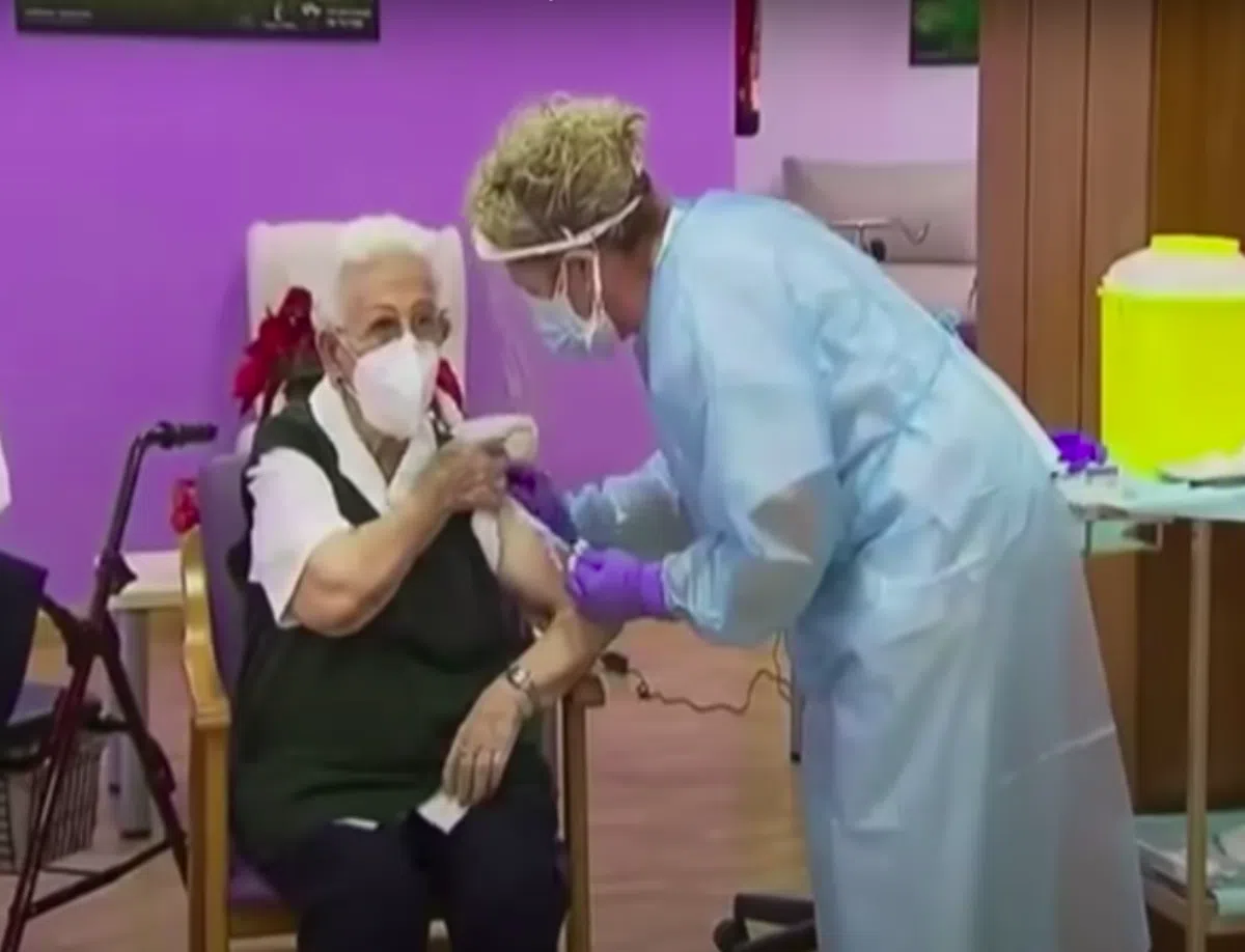 В Испании первая вакцина от ковида досталась 96-летней женщине