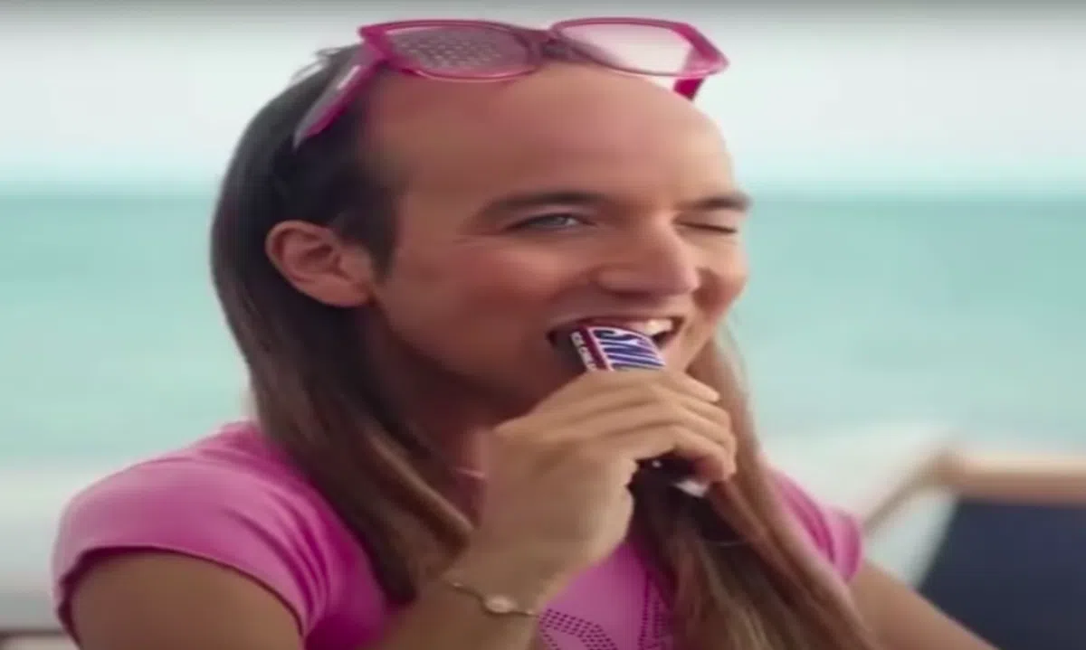 Компания Snickers извинилась за спорную рекламу
