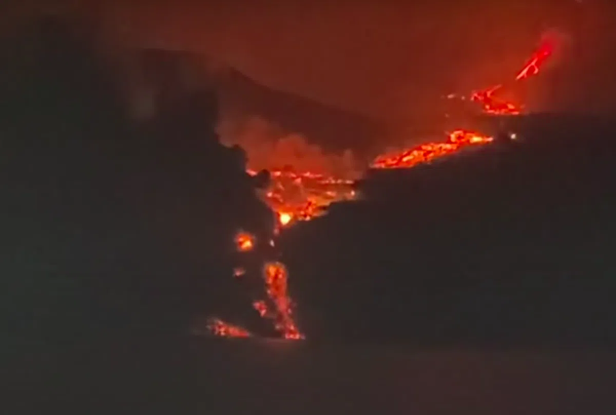 Эксперты: лава дошла до океана и это опасно