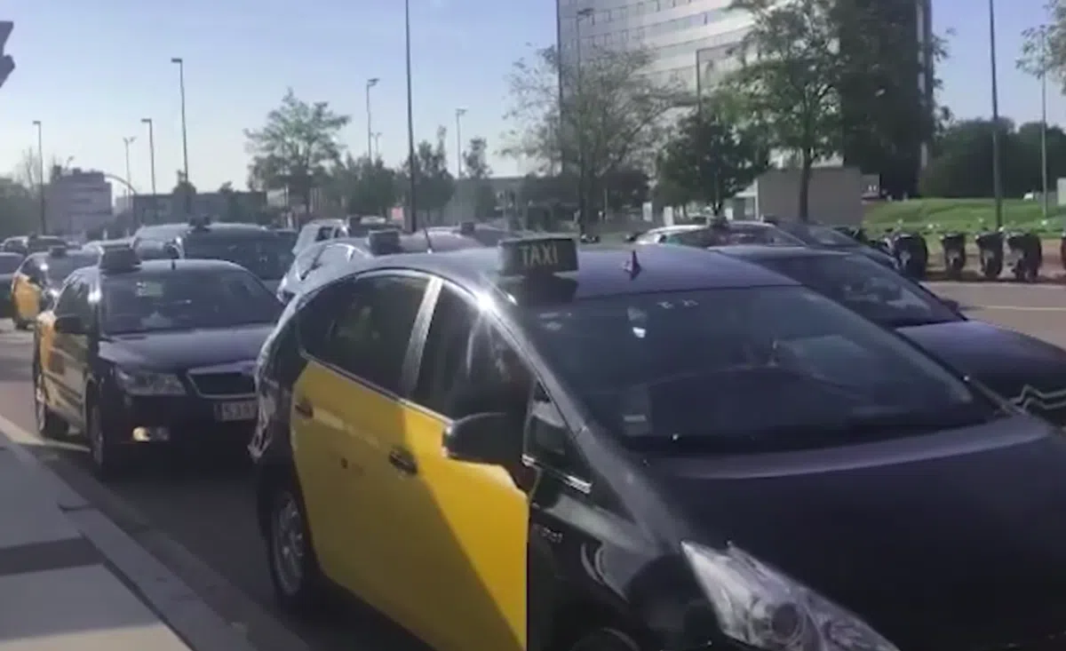 Таксисты решили парализовать движение в центре Барселоны