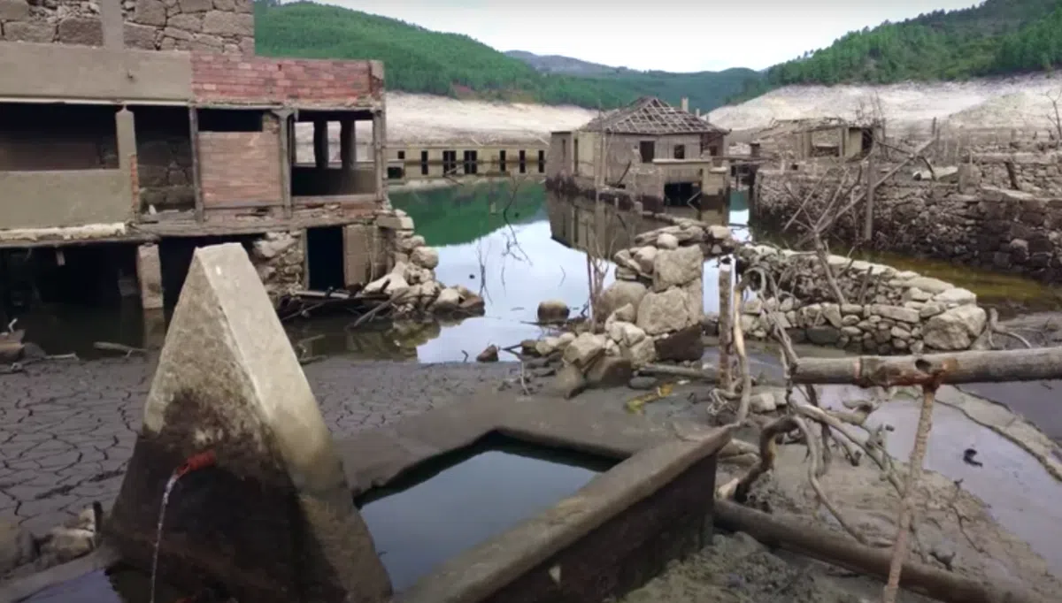 На севере Испании из-под воды показалась затопленная деревня