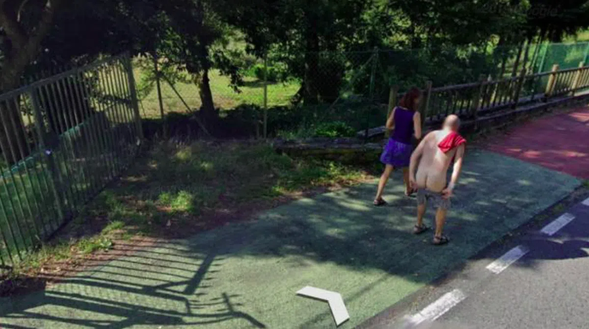 Прохожий без штанов испортил снимок испанской улицы для Google Maps
