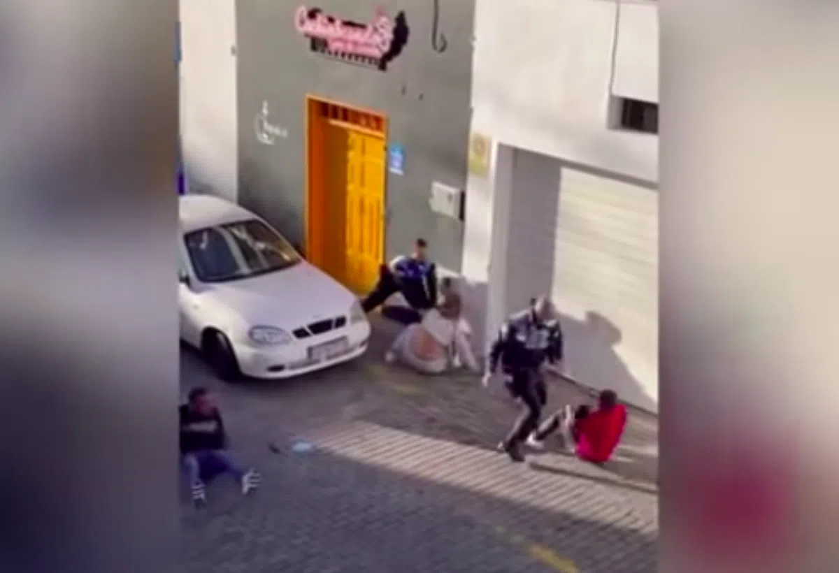 В Сеть попало видео, на котором испанские полицейские бьют и толкают мужчину и женщину