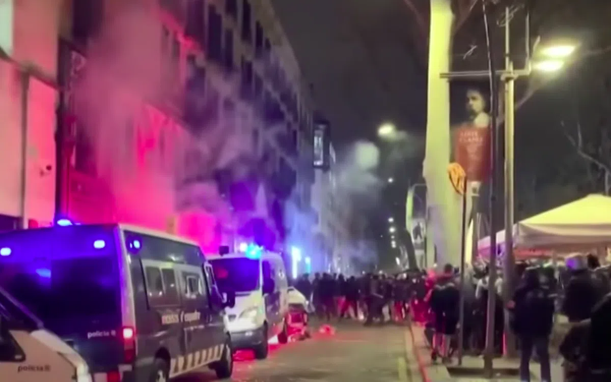 В Барселоне радикалы сожгли полицейский фургон