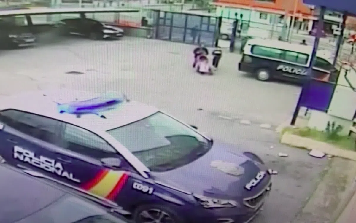 В Испании полицейские спасли девочку с конфетой