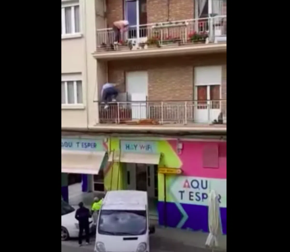 Видео: в Испании прохожий спас пенсионерку, повисшую на балконе