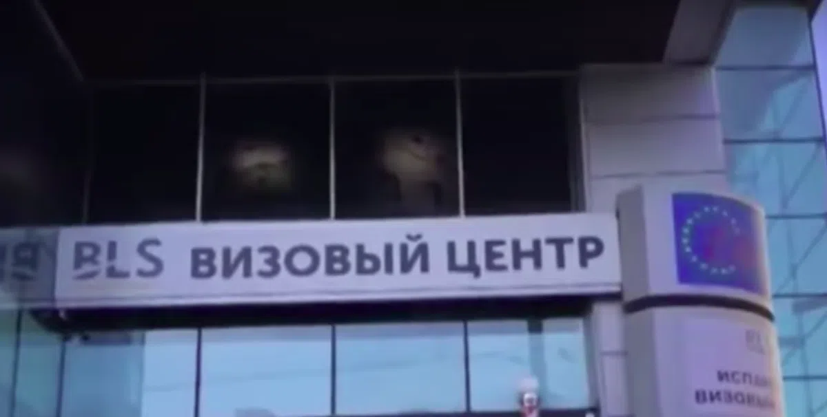 Москвичи пришли в испанский визовый центр за «шенгеном»