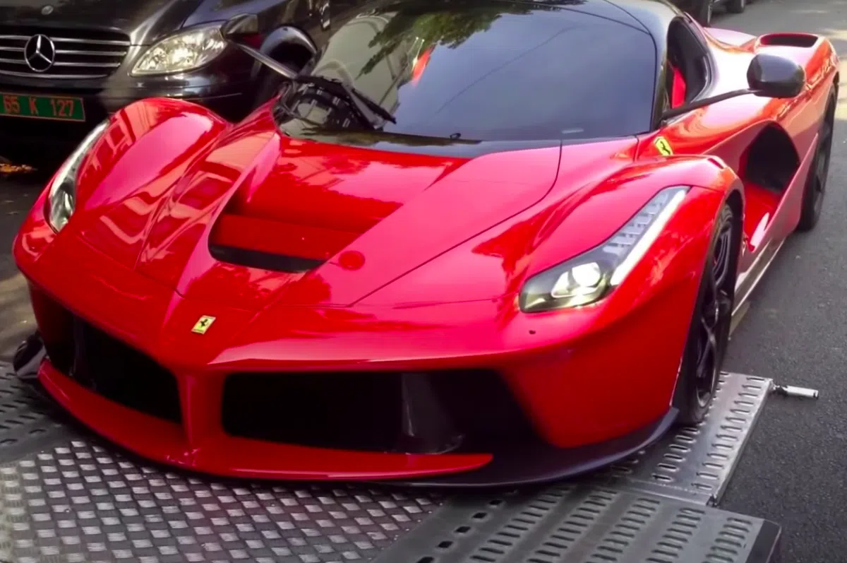 В Испании сгорел автовоз с машинами Porsche и Ferrari