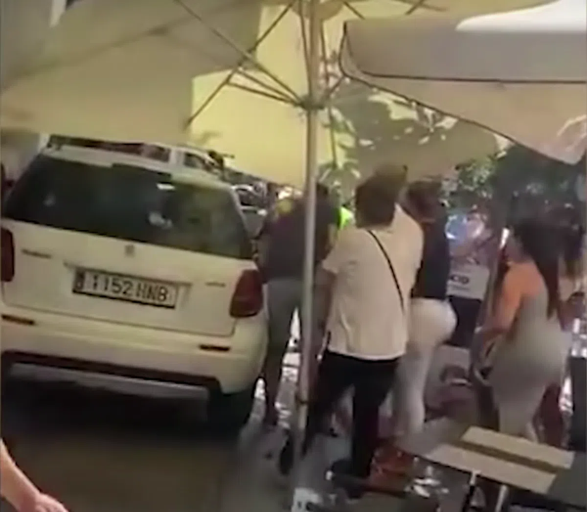 В Марбелье автомобиль сбил 11 человек на террасе бара