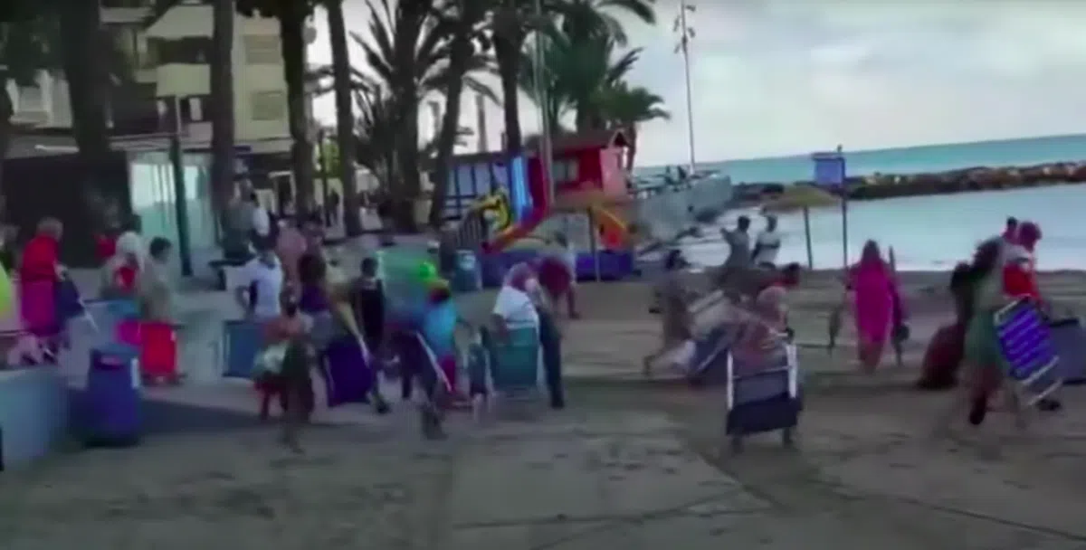 На пляже в Торревьехе отдыхающие борются за место под солнцем