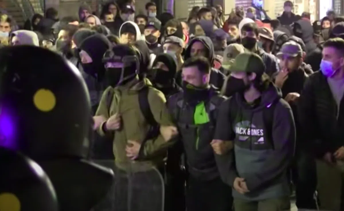 В Барселоне прошли акции протеста против локдауна: есть задержанные и пострадавшие