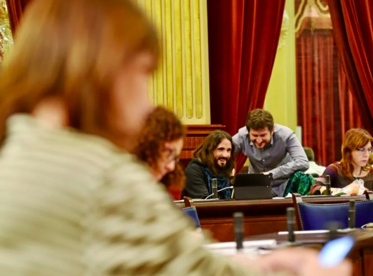 Депутатам парламента Балеарских островов запретили спать на работе
