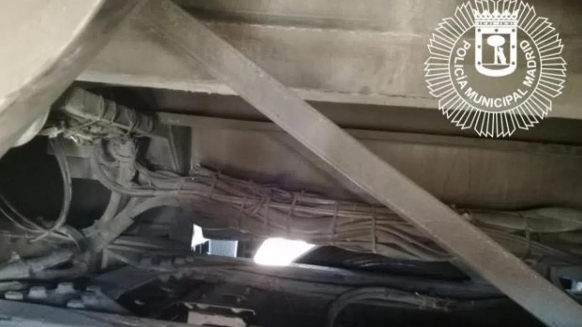 Мальчик приехал из Марокко в Испанию, держась за днище автобуса