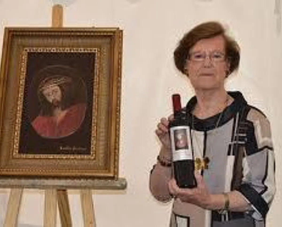 "Реставратор" полотна Ecce Homo создала винную этикетку