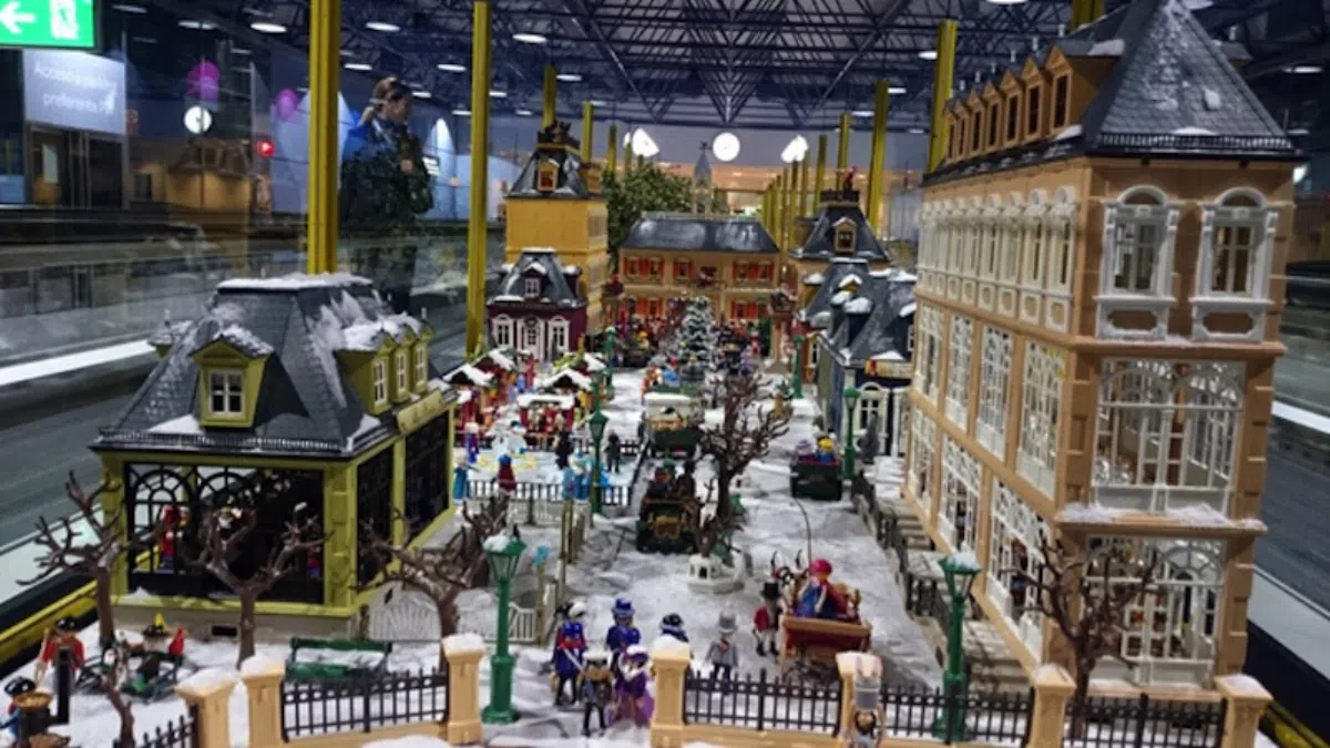 В аэропорту Мадрида проходит выставка композиций из конструктора Playmobil