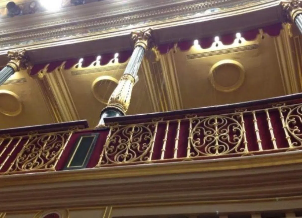 Заседание испанского парламента отложили из-за протечки крыши