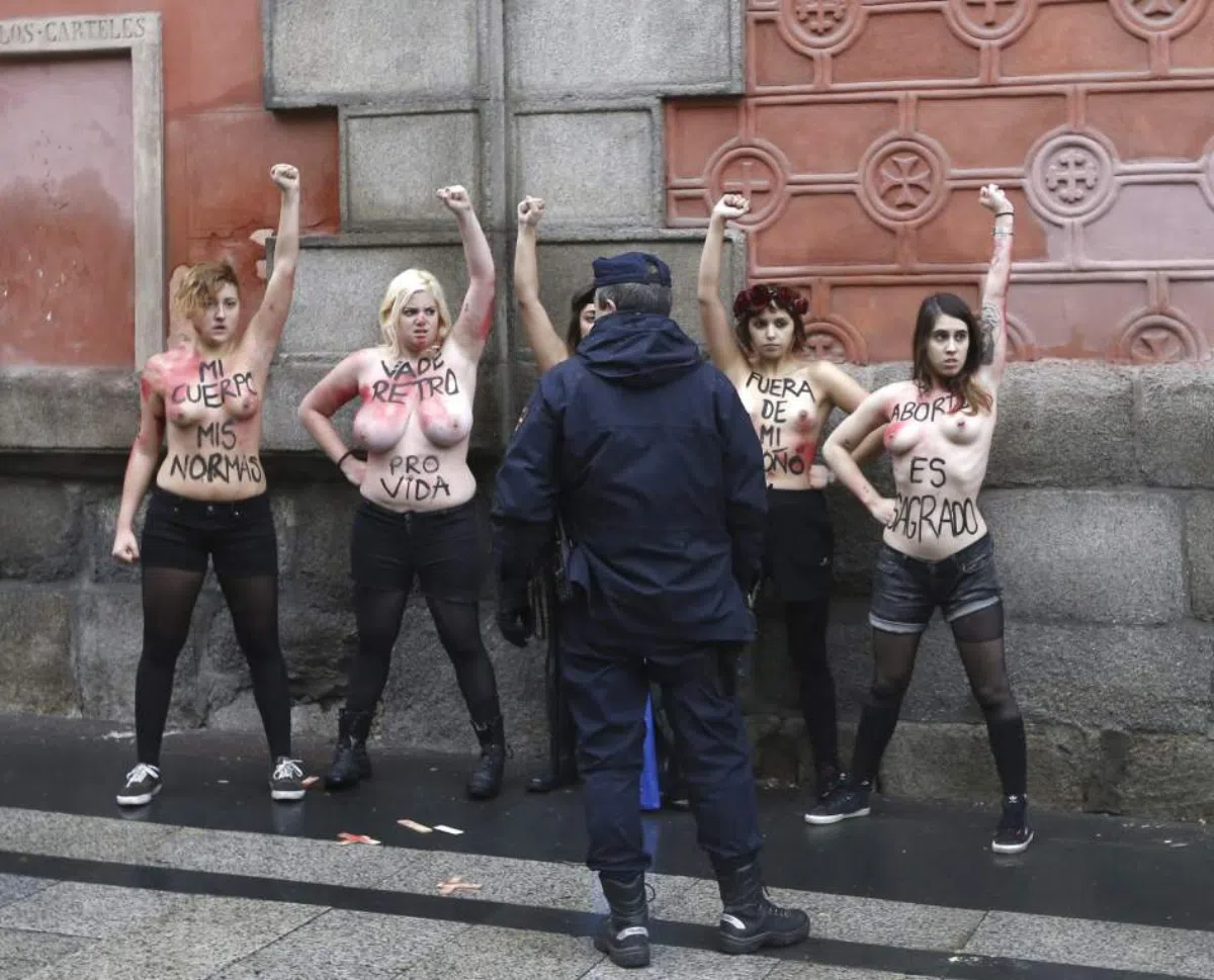 Девушки из организации Femen провели акцию в Мадриде