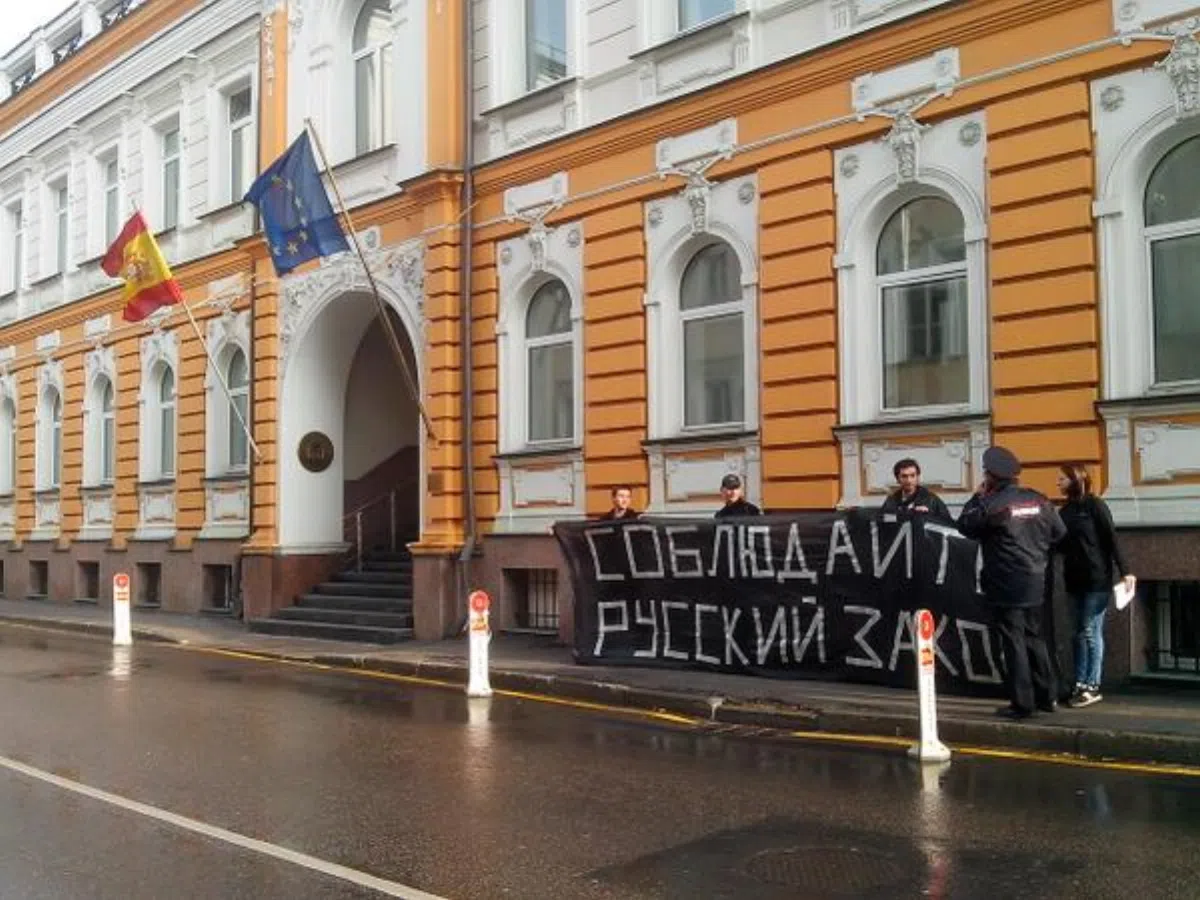 У посольства Испании в Москве прошла акция протеста
