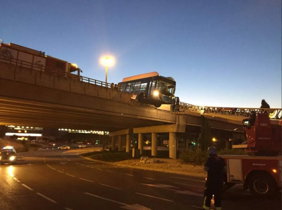 В Мадриде автобус повис на мосту