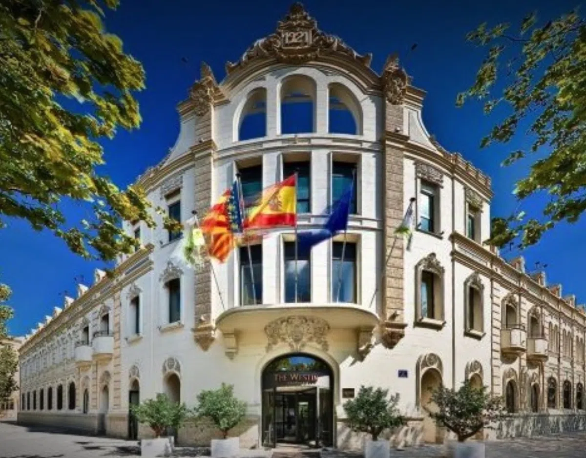Джордж Клуни и Хью Лори остановились в отеле Westin в Валенсии