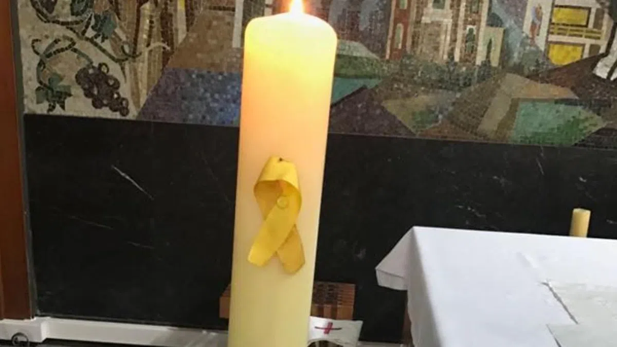 Прихожане каталонской церкви требуют снять с алтаря жёлтую ленту