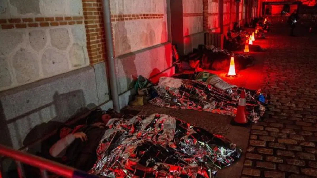 В Мадриде 2 тысячи человек провели ночь на улице в поддержку бездомных