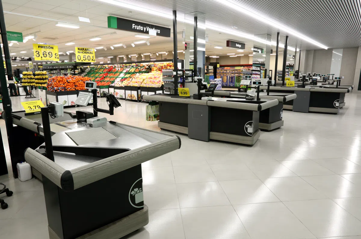 В супермаркетах Mercadona рисуют границы, чтобы покупатели держали дистанцию