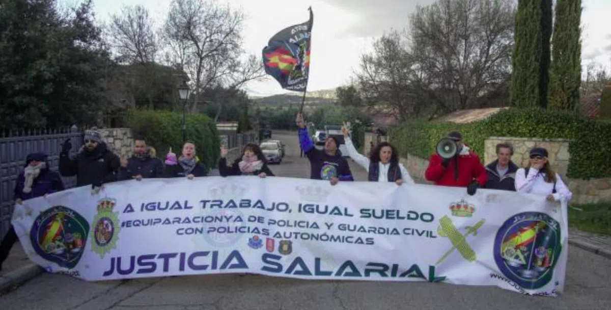 Полицеские пришли к дому вице-премьера Испании требовать повышения зарплаты