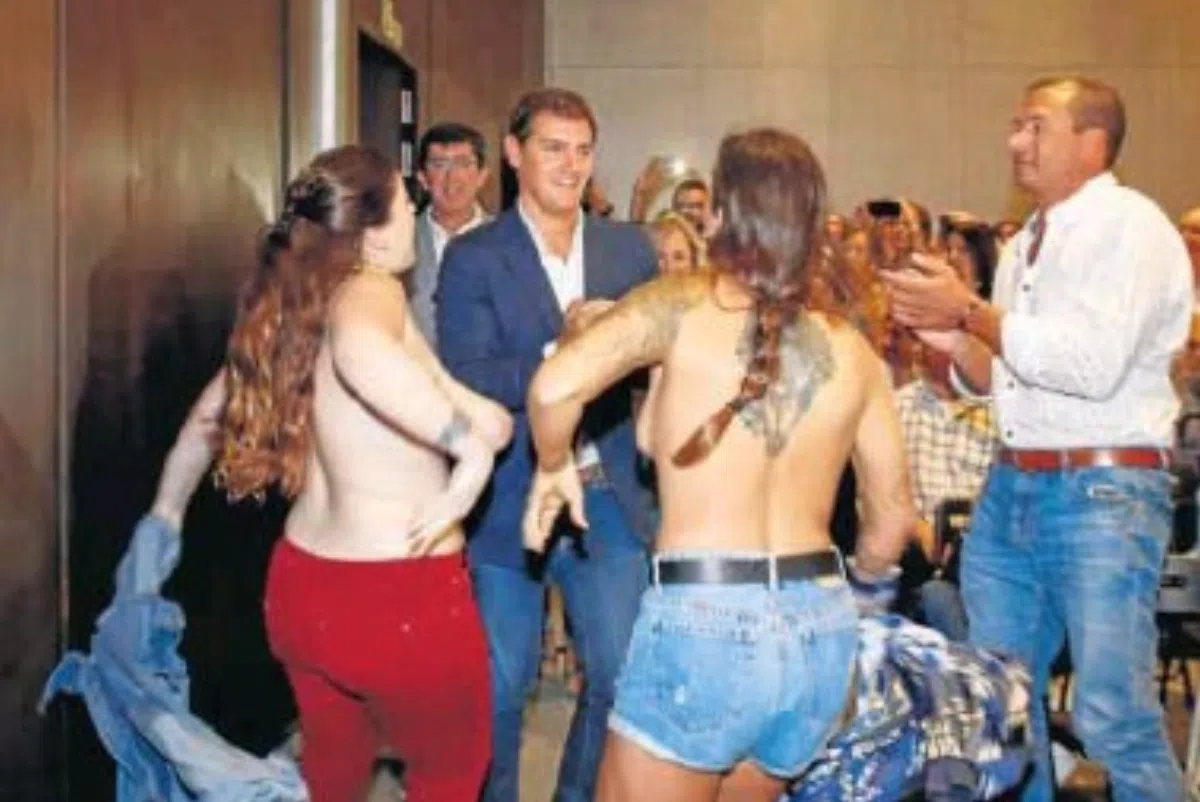 Активистки Femen атаковали Альбера Риверу