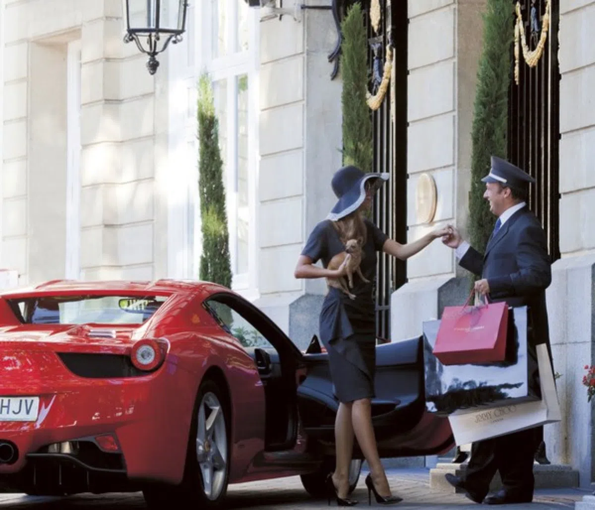 Гостям отеля Ritz в Мадриде разрешат заселиться с домашними животными