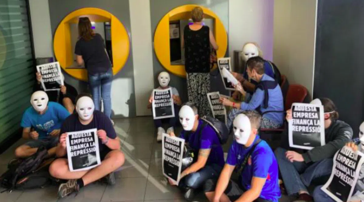 Протестующие оккупировали отделения CaixaBank в Барселоне