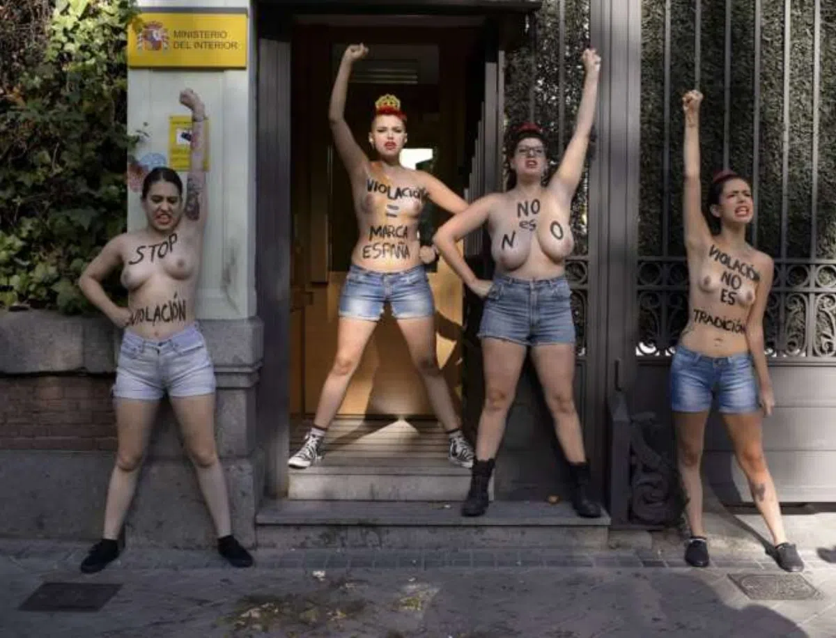 Активистки Femen забросали яйцами здание МВД Испании