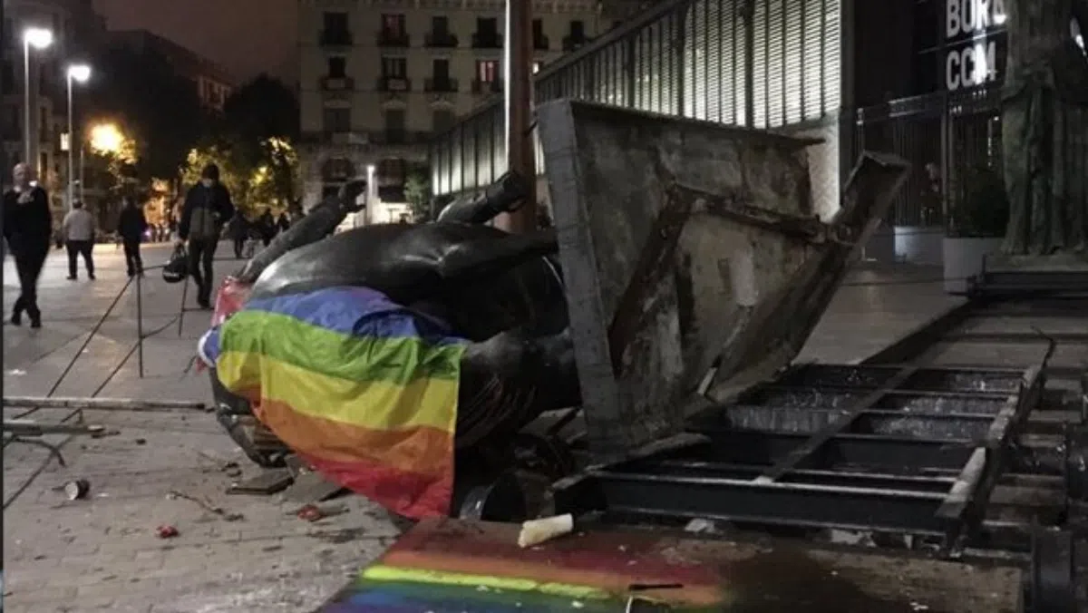 В Барселоне сломали памятник Франко