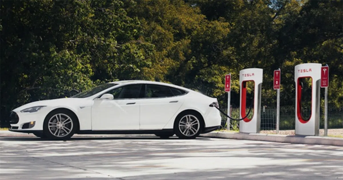 Tesla открывает первые магазины в Испании