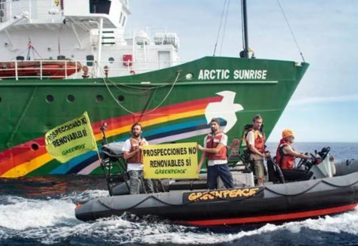 Испанские военные протаранили лодки Greenpeace у Канарских островов