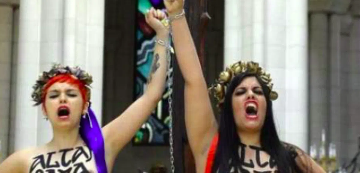 Активисток Femen, приковавших себя к алтарю в испанском соборе, оправдали