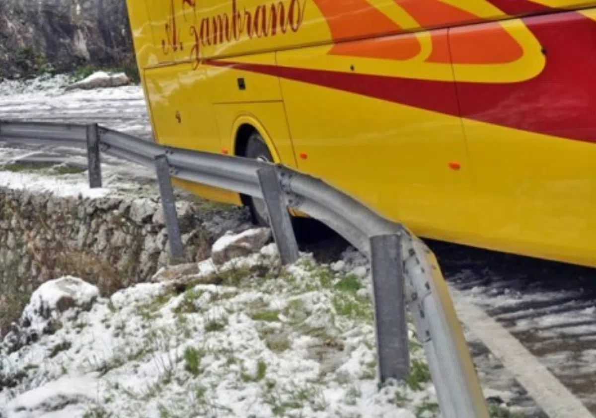 Пассажирский автобус чуть не сорвался с обрыва в провинции Малага