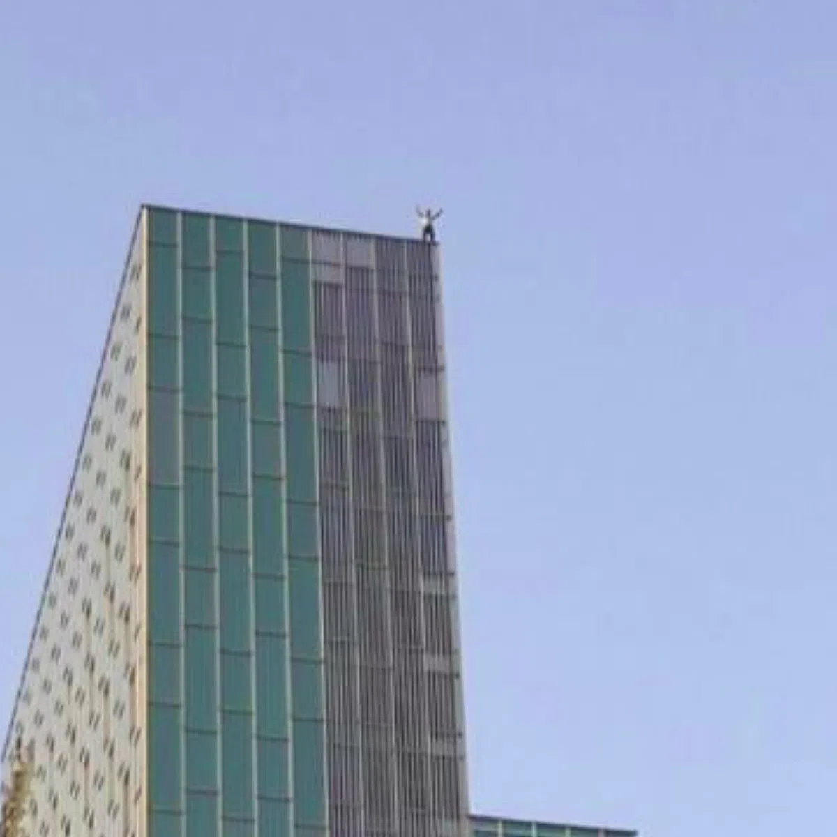 Французский блогер залез на крышу отеля Melià Barcelona Sky