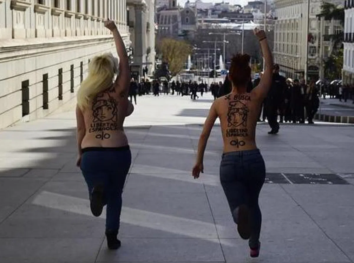Активистки Femen обнажились у здания испанского конгресса
