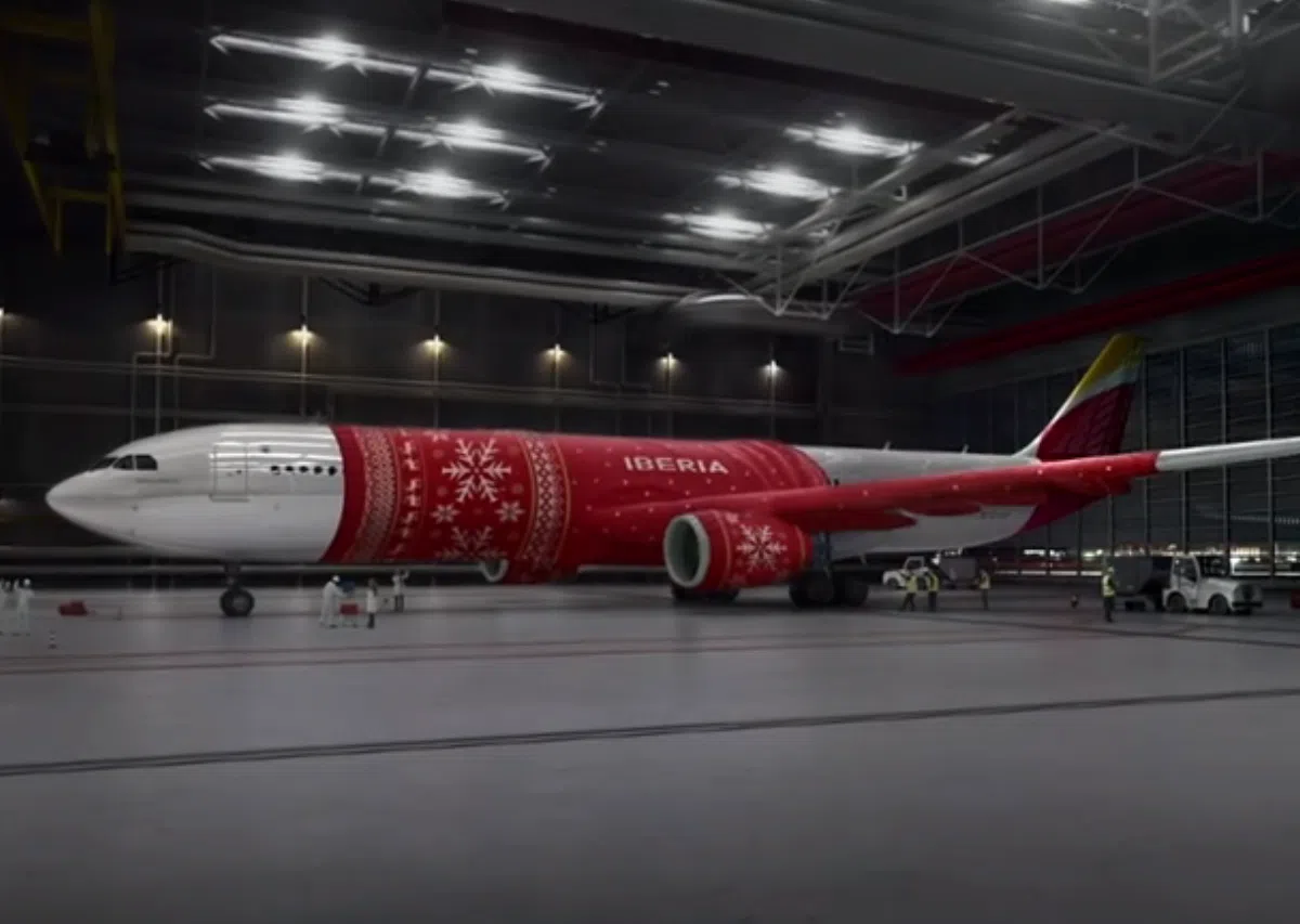 Авиакомпания Iberia надела на самолет рождественский свитер