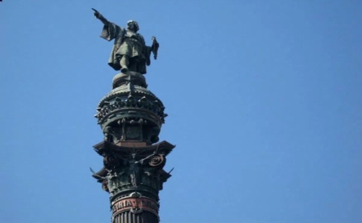 Группа туристов застряла на вершине памятника Колумбу в Барселоне