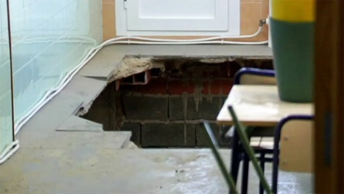 В одной из школ Аликанте провалился пол, пострадали дети и их учительница