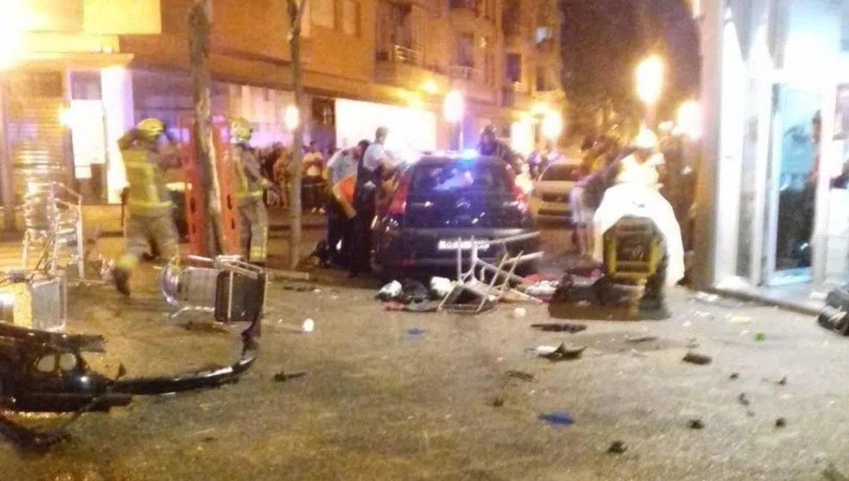 В Жироне автомобиль врезался в террасу бара